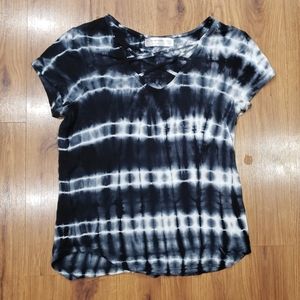 No Boundaries blue tie-dye criss-cross top!